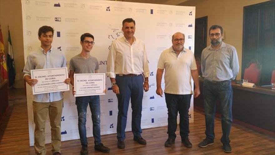 El alcalde premia con becas a dos estudiantes del instituto