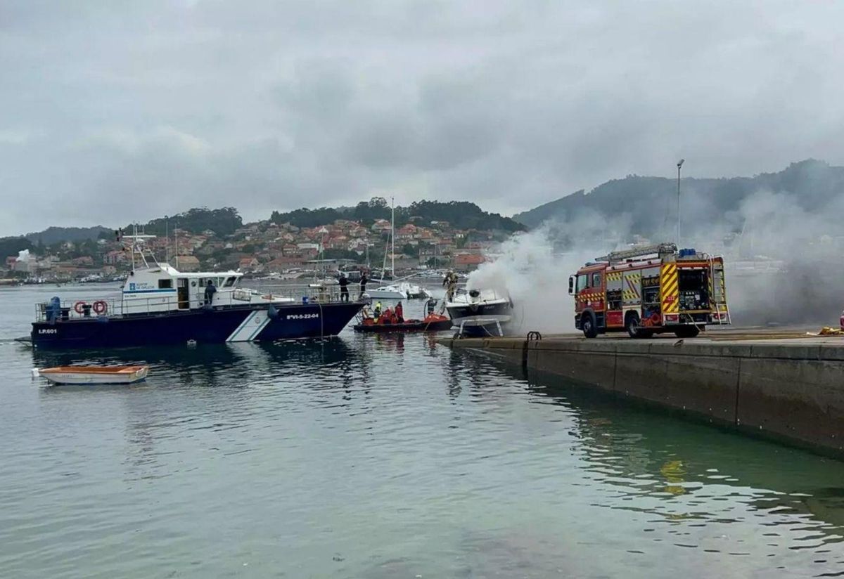 Efectivos de emergencias, sofocando el fuego por tierra y mar. | Santos Álvarez