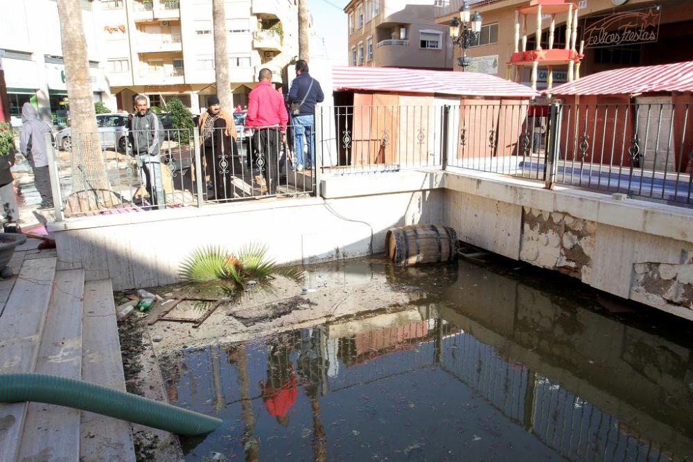 La salida del sol revela un panorama desolador en Los Alcázares