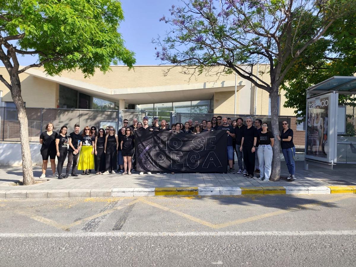 Profesorado del IES 8 de Marzo de Alicante, en una protesta contra la carga policial a una docente