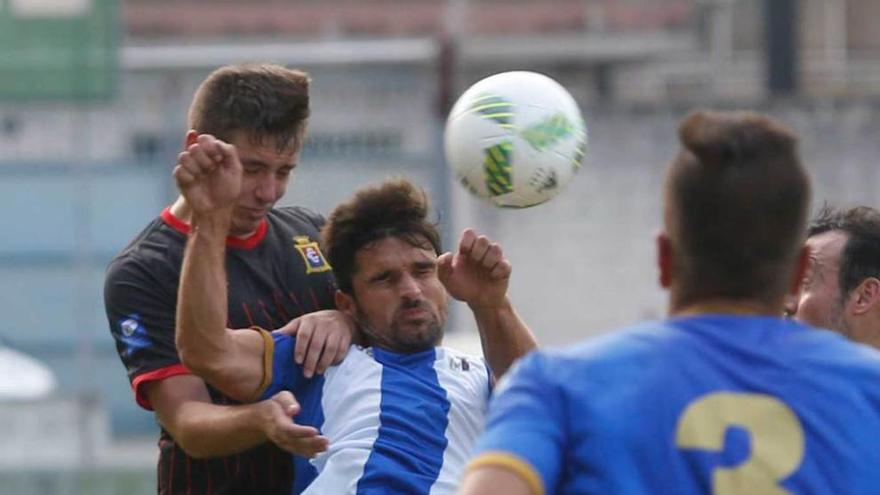 Una acción del partido entre el Condal y el Avilés de Copa Federación.