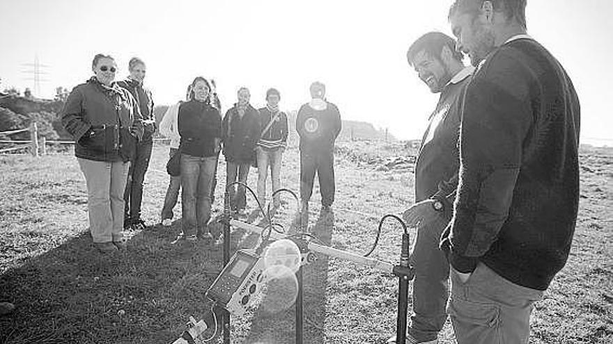 Alumnos del curso de posgrado, siguiendo las explicaciones del funcionamiento del georradar, ayer, en el Peñón.