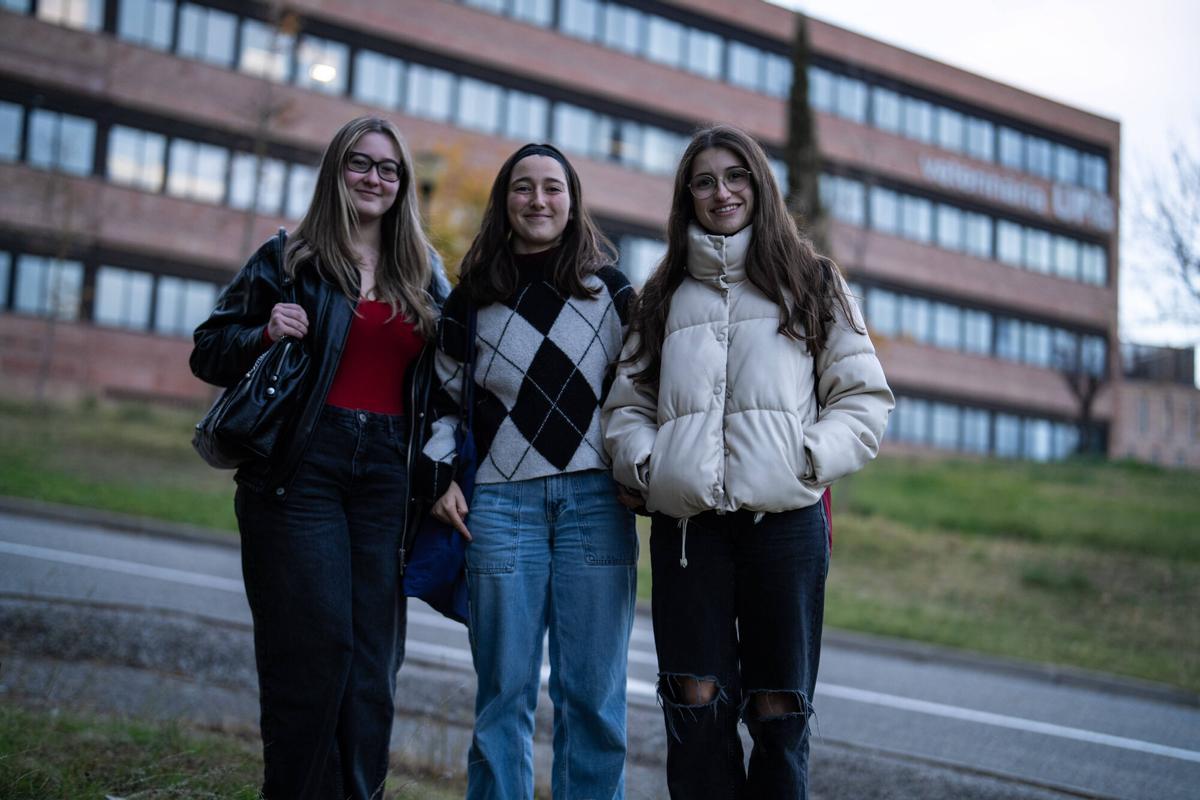 Cerdanyola del Vallès, 11/12/2025. SOCIEDAD. Anna Ruiz, 19 años; Anna Suner, 19 años; y Nora Monsó, 19 años, todas estudiantes de segundo de Veterinaria de la UAB, explican cómo han vivido las restricciones al parque y a los bosques del campus una semana después del brote de peste porcina africana. FOTOS: Zowy Voeten / El Periódico