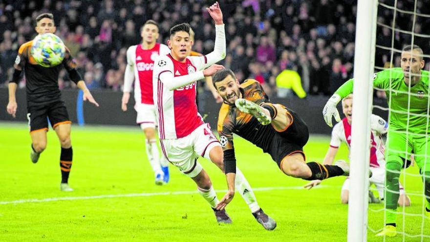 Gayà despeja ante la presión de Edson Álvarez, en el Ajax-Valencia de diciembre de 2019. | EFE