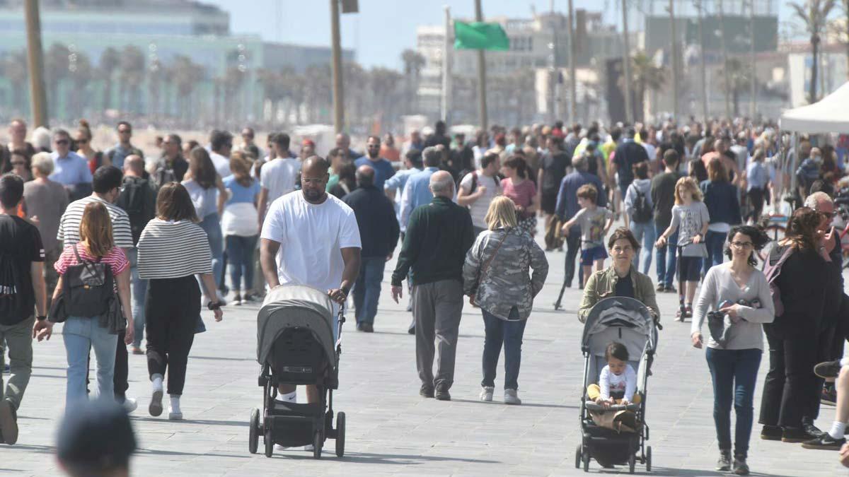 Ambiente en el paseo Marítimo frente a la playa de la Barceloneta