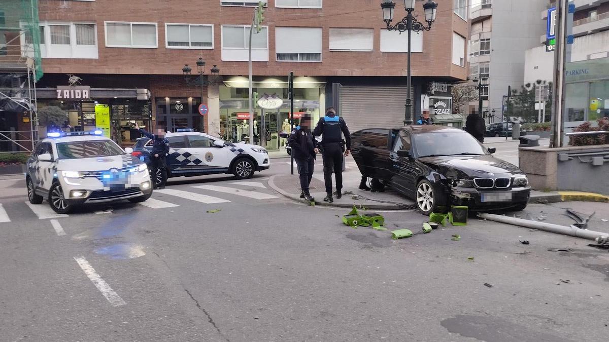 El coche accidentado en el centro de Vigo tras llevarse por delante un semáforo.
