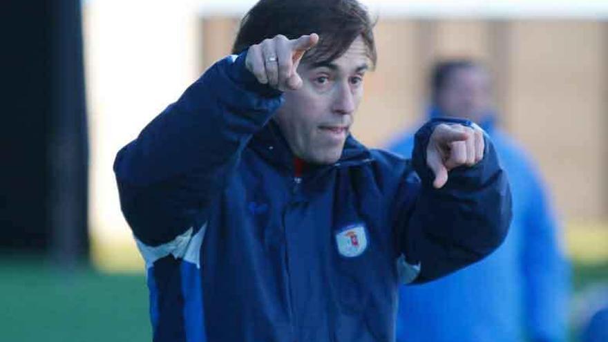 Carlos Tornadijo da instrucciones a sus jugadores desde la banda.