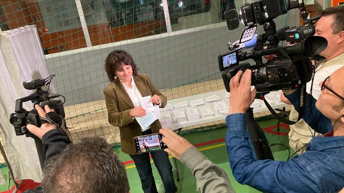 Isabel Faraldo, candidata a la Xunta de Podemos, vota en el Centro Social Sagrada Familia en A Coruña.