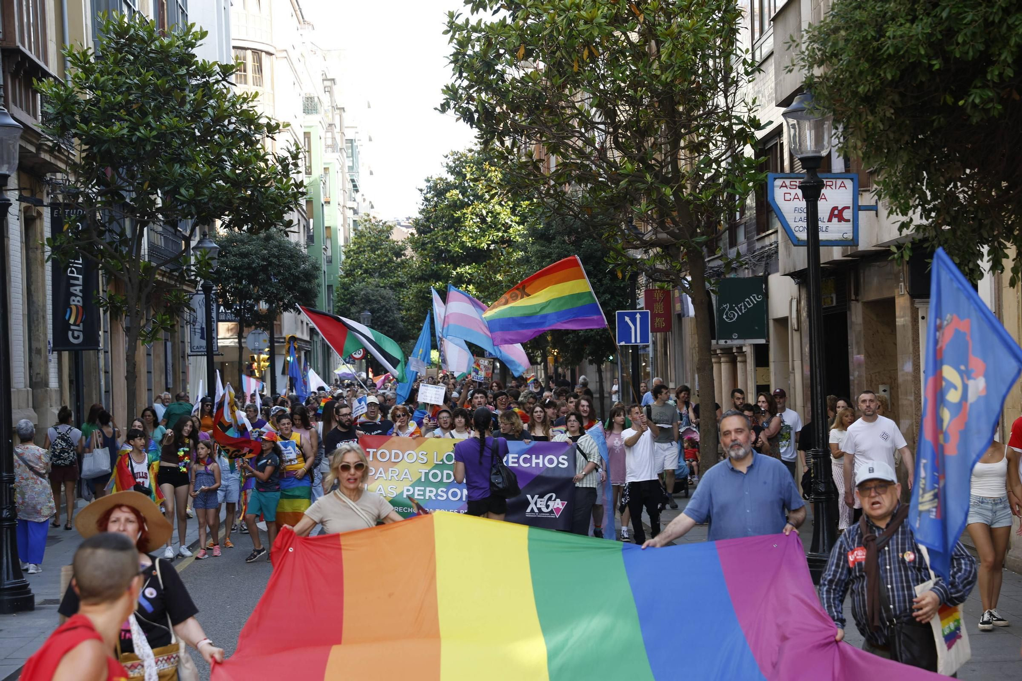 Así fue el desfile del Orgullo en Gijón (en imágenes)