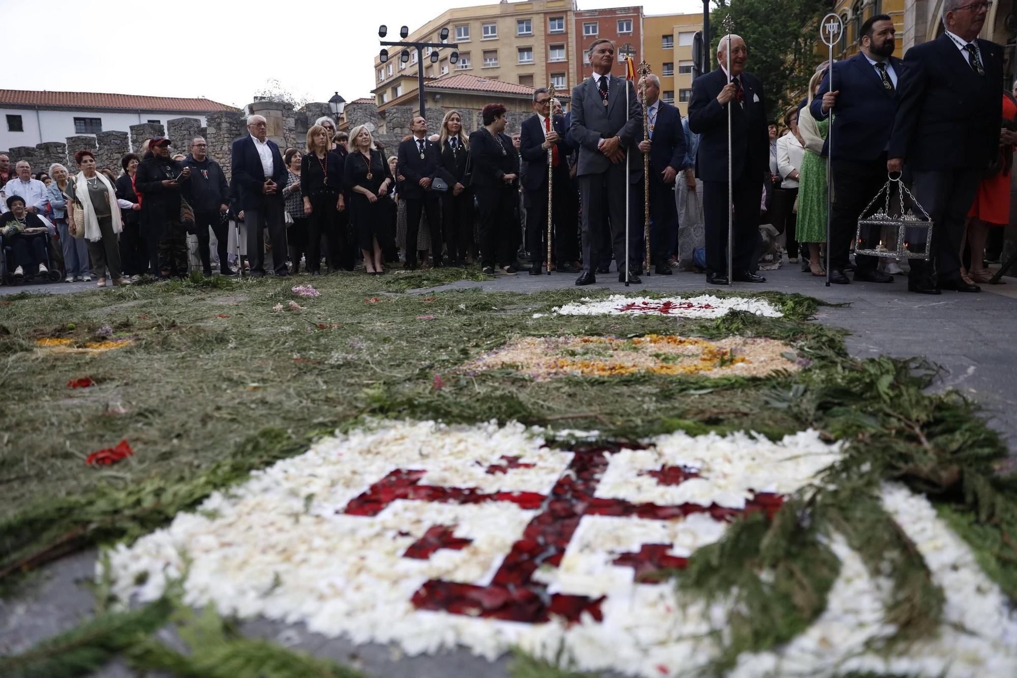 Pétalos, incienso, niños... así fue la procesión del Corpus Christi en Gijón (en imágenes)