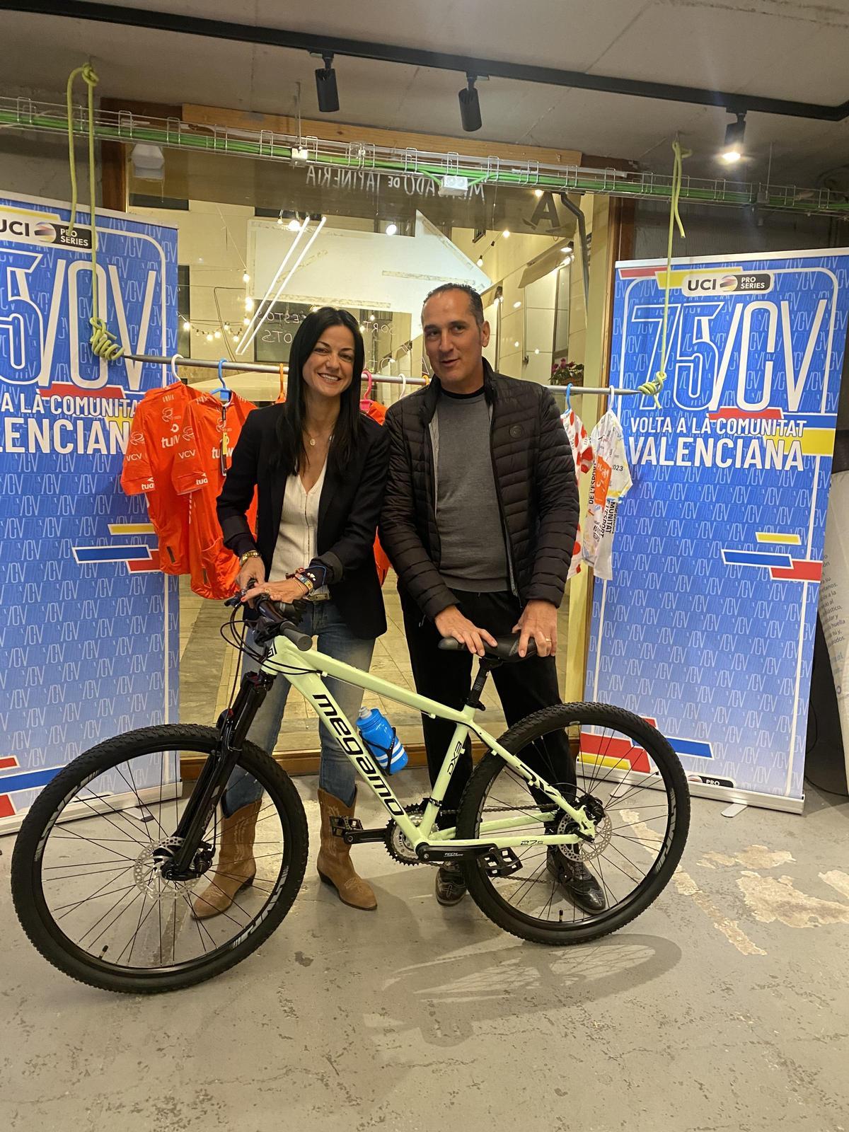 Victoria Soltero y Ángel Casero, con la bicicleta sorteada.