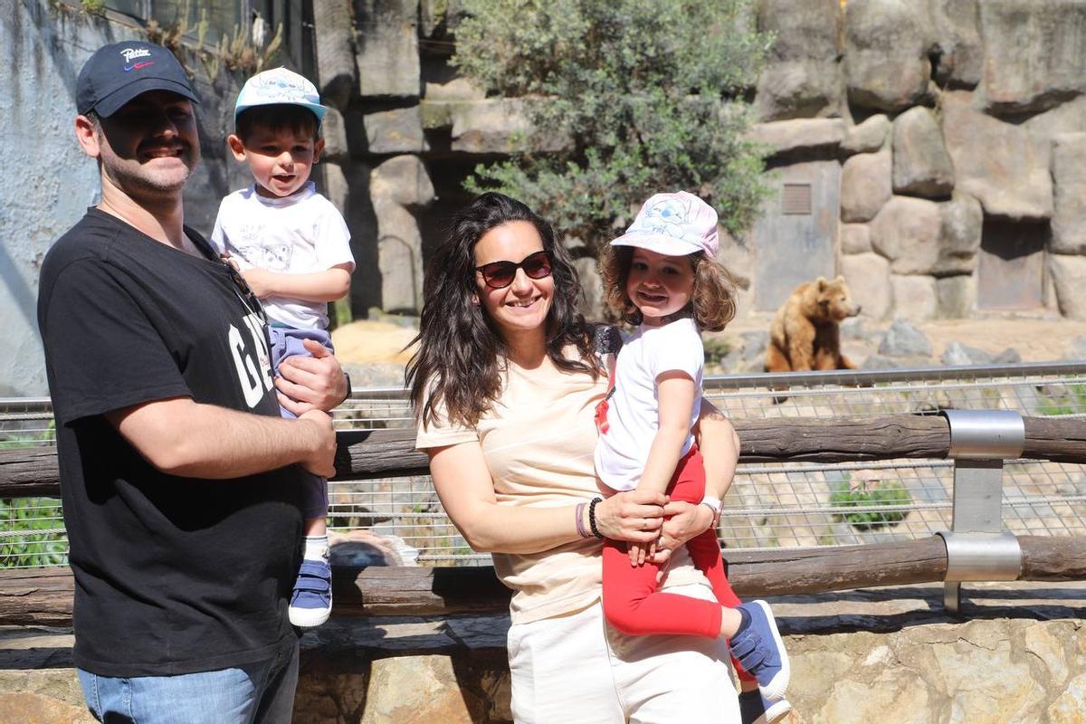 Una familia psa delante del recinto de los osos de los zoos cordobés.