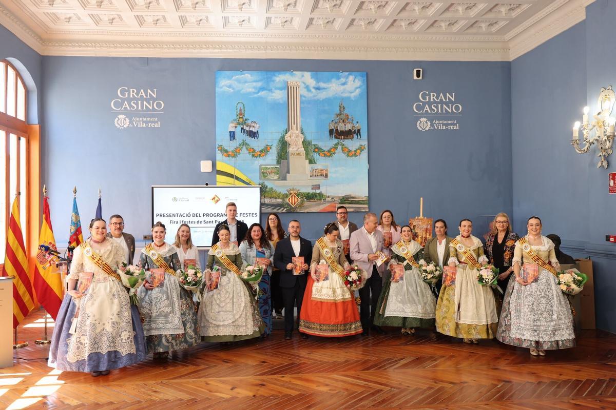 12/05/2026. VILA-REAL. En el Gran Casino, presentación del llibret de las fiestas de Sant Pasqual. Fotos variadas del acto, de la reina y las festeras ojeando el programa, etc.