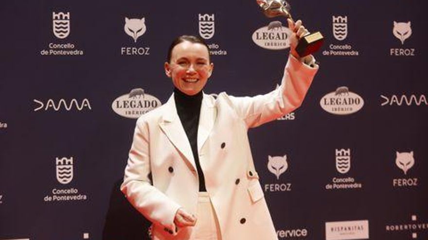 Nagore Aranburu con el Premio Feroz a mejor actriz protagonista de una serie