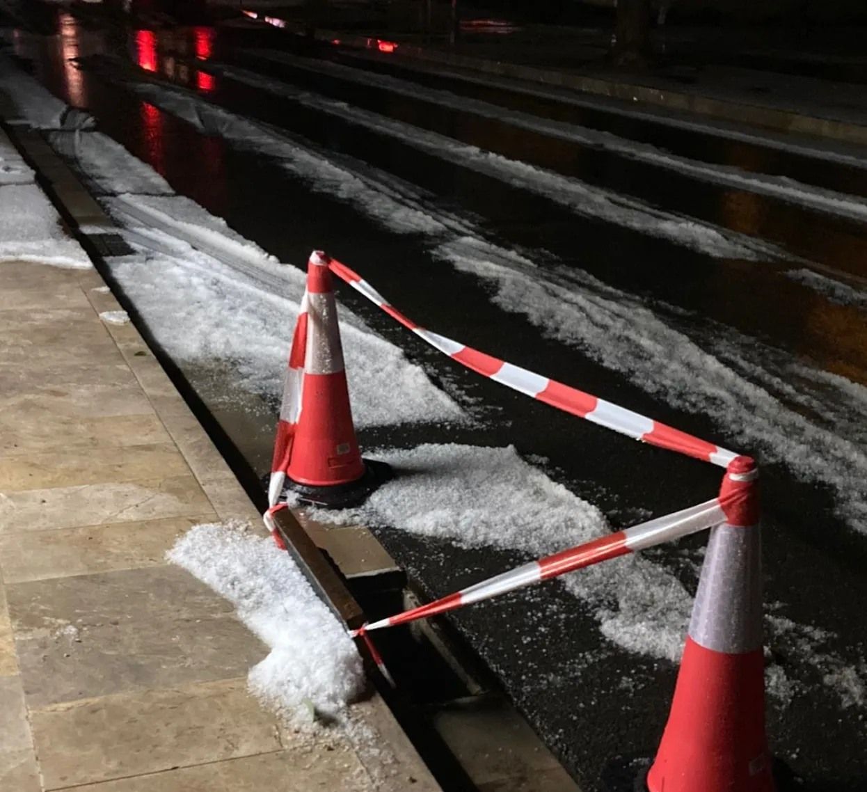 Un carrer abalisat per la presència de calamarsa a Sant Feliu