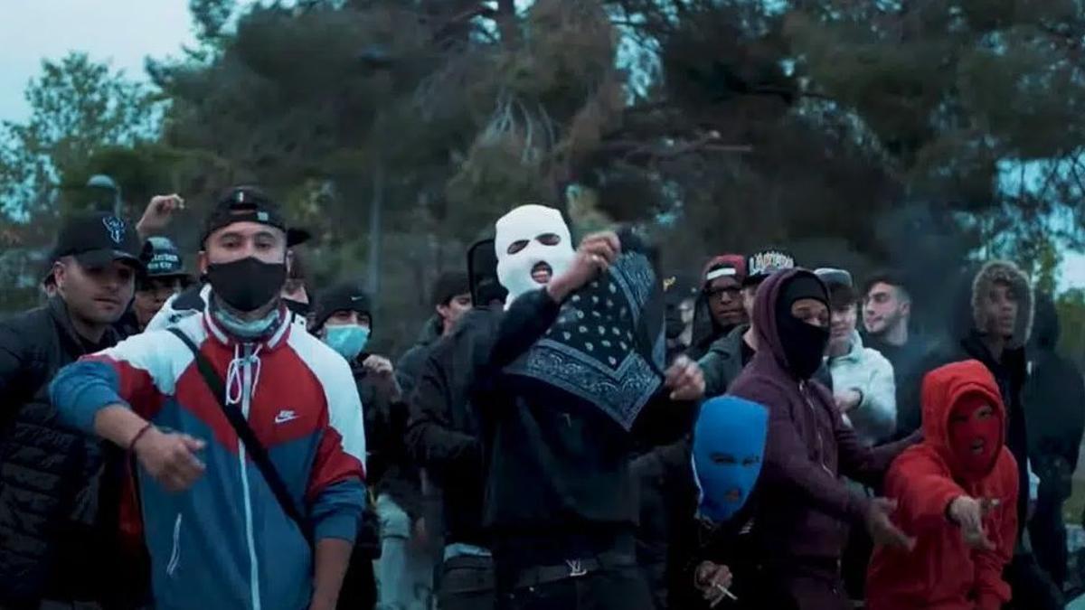 Un grupo de jóvenes de los Trinitarios posando enmascarados.