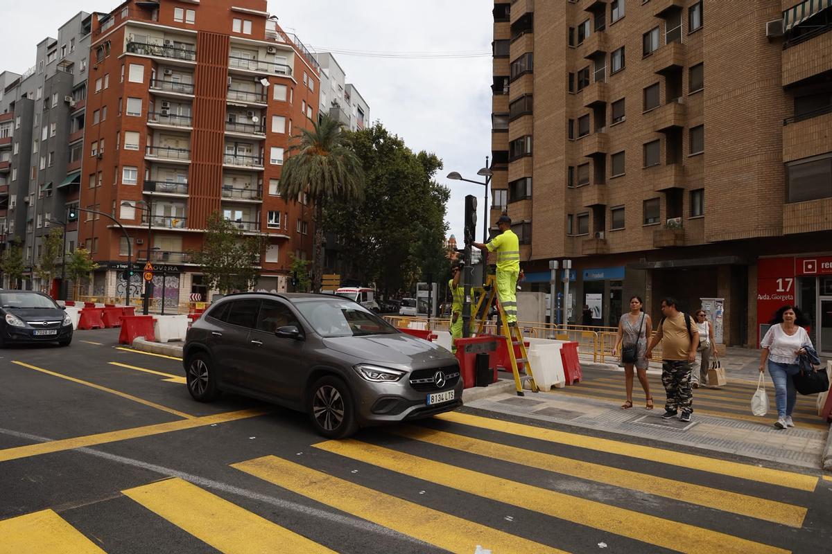 Operarios instalando un semáforo hoy en la avenida Giorgeta