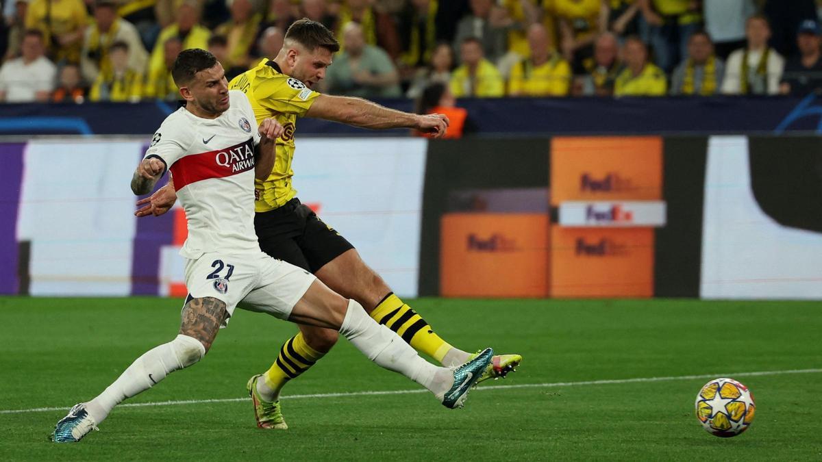 Füllkurg dispara ante la oposición de Lucas Hernández para marcar el 1-0 del Dortmund al PSG.