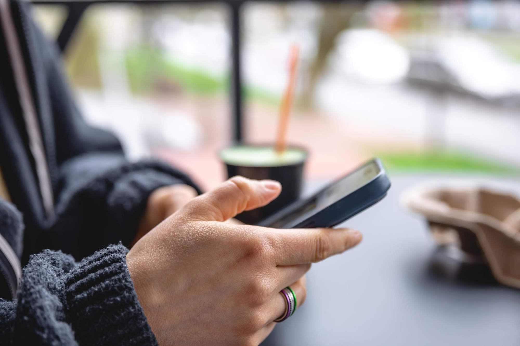 Els experts adverteixen: "Ficar-se en un grup de WhatsApp de treball amb el teu telèfon personal és il·legal".