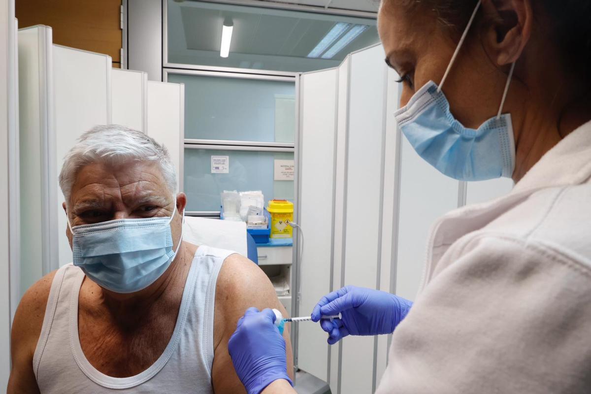 Un hombre se vacuna en un centro hospitalario de València.