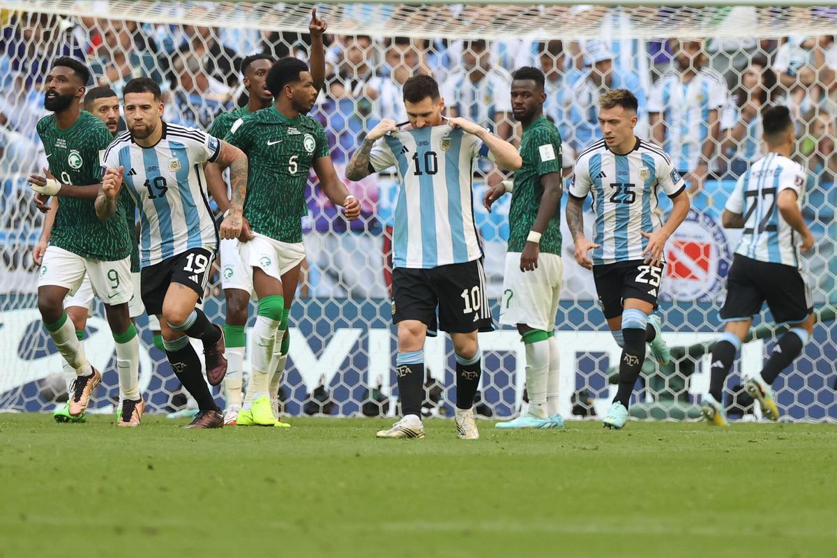Lusail (Qatar), 22/11/2022.- Lionel Messi (C) of Argentina reacts during the FIFA World Cup 2022 group C soccer match between Argentina and Saudi Arabia at Lusail Stadium in Lusail, Qatar, 22 November 2022. (Mundial de Fútbol, Arabia Saudita, Estados Unidos, Catar) EFE/EPA/Mohamed Messara