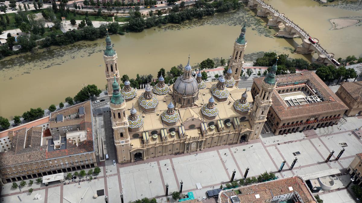 Estado actual de la plaza del Pilar, vista desde el aire, cuyo aspecto obedece a la reforma realizada en 1991.