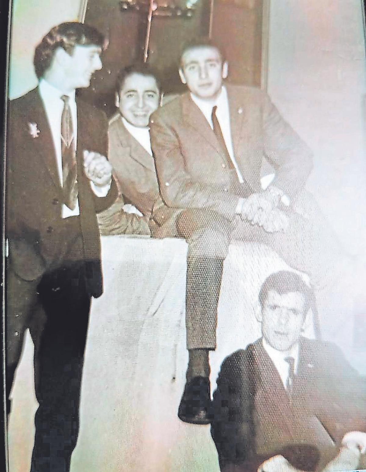 Manuel Lafuente Alvedro, en el centro de la foto, con tres amigos.