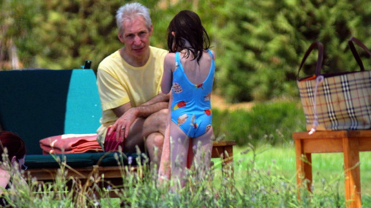 El veterano batería de los Rolling Stone, junto con su hija en la piscina del hotel durante su estancia en Mallorca en 2003