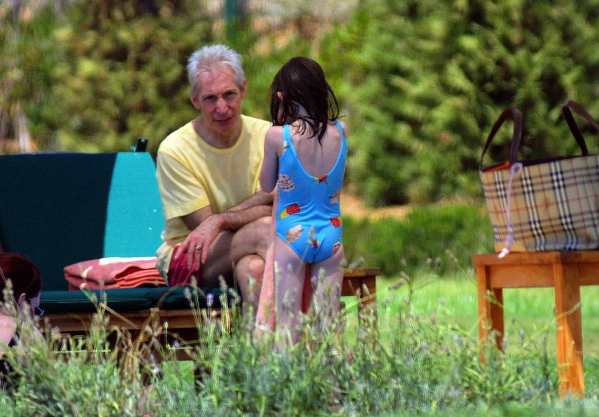El veterano batería de los Rollings, junto con su hija en la piscina del hotel durante su estancia en Mallorca en 2003