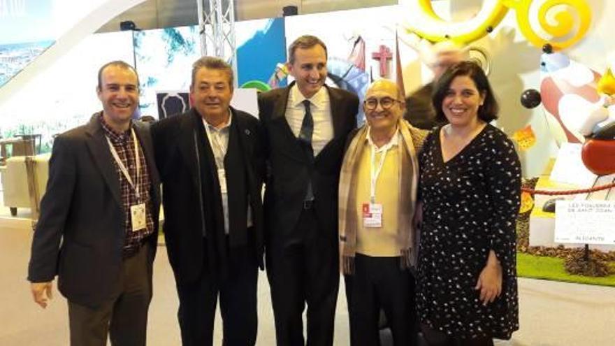 Ángel Llopes, secretario general de Asociación de Campos Golf Costa Blanca; Juan Pintor, vicepresidente de la Federación de Golf de la Comunidad Valenciana; César Sánchez, presidente de la Diputación de Alicante; Andrés Torrubia, presidente de la Federación de Golf y Raquel Huete, directora general de Turismo, durante su estancia en Fitur.