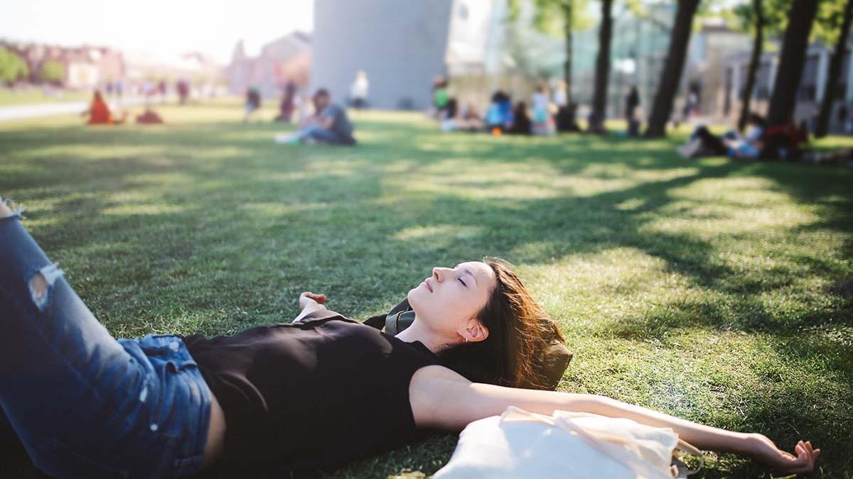 Chica relax parque siesta ocio