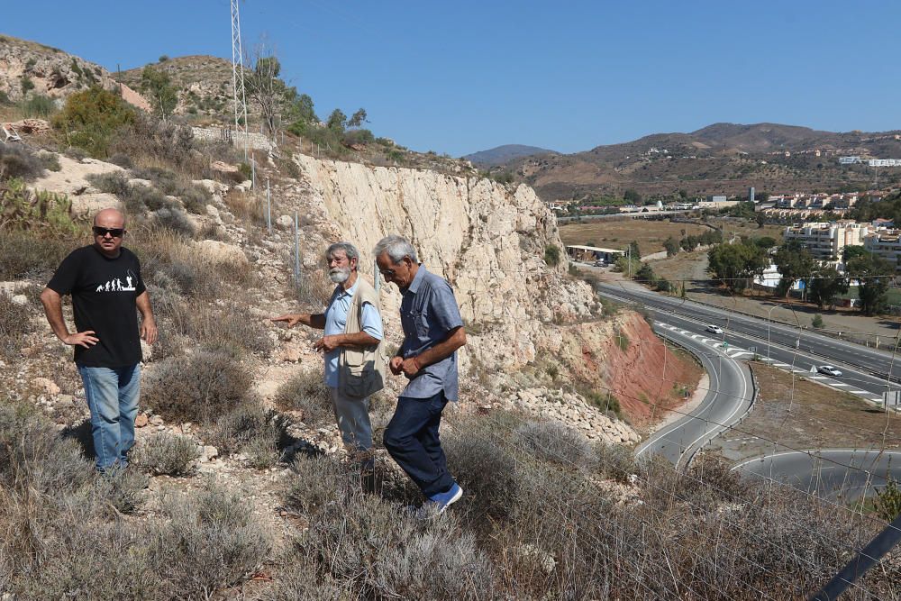 La asociación de vecinos del Palo critica el preocupante estado de abandono del puente del Arroyo del Judío, el arco del Camino de Vélez y la anexa casa de postas, elementos protegidos de finales del