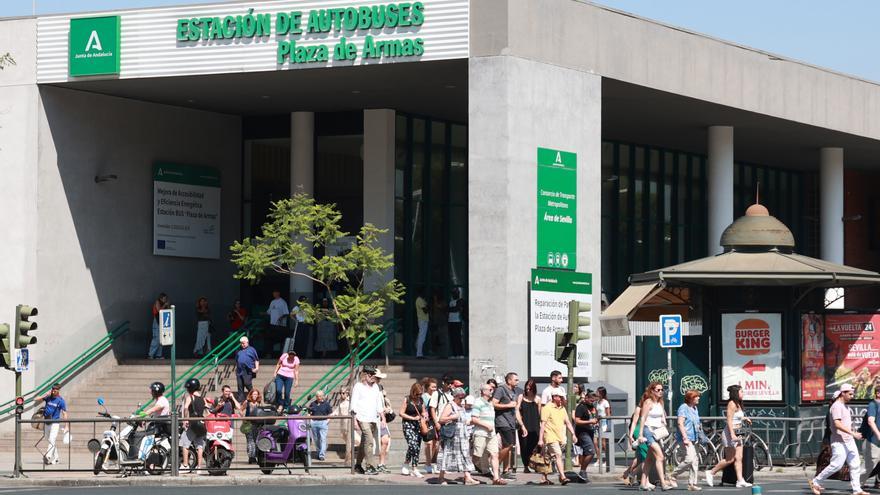 Archivo - Turistas y viandantes en las inmediaciones de la Estación de Autobuses de Plaza de Armas de Sevilla. A 7 de agosto de 2024, en Sevilla (Andalucía, España).