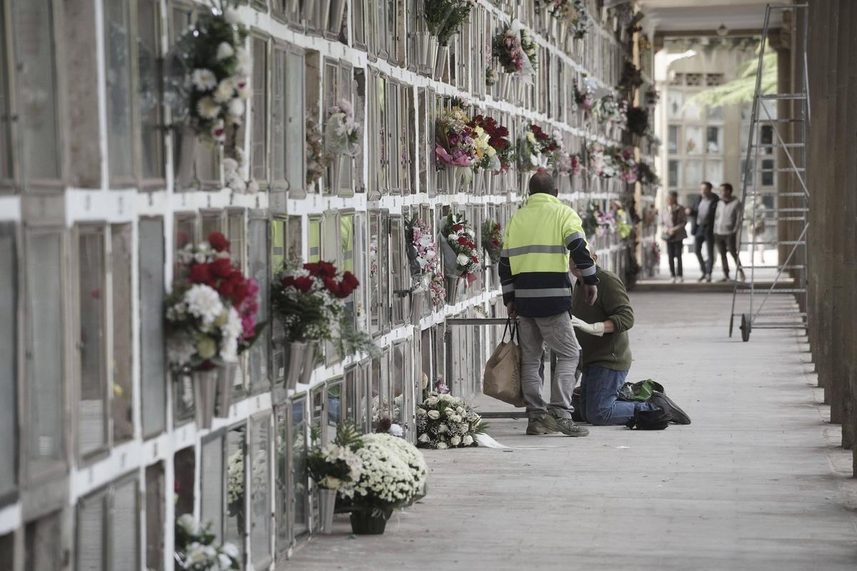 Personal de manteniment treballant al cementiri de Manresa