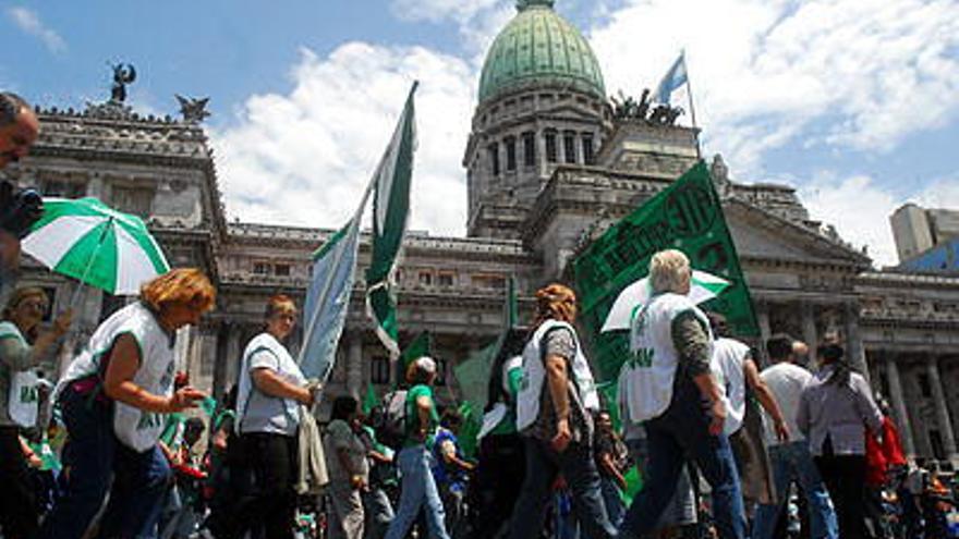 Decenas de personas seguidoras del gobierno se manifiestan frente al Congreso argentino