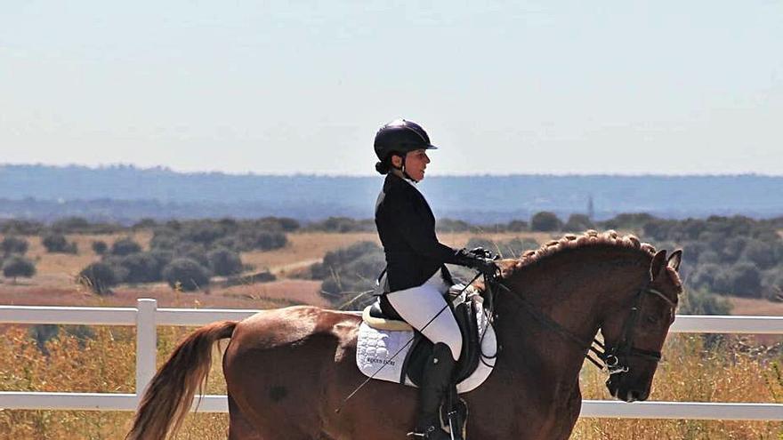 Una competidora en una prueba de doma en Equus Duri. / LOZ