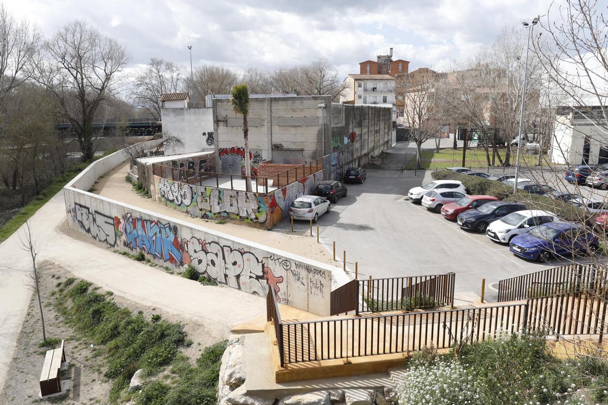 La nau on es projecte el negoci, amb la nova escala i el polèmic mur.