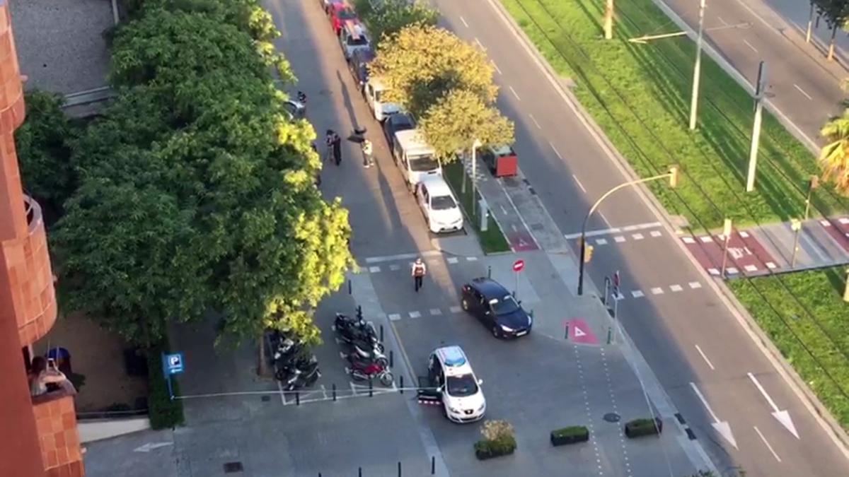 Vista del lugar donde el terrorista abandonó el Ford Focus de Pau Pérez, ante el edificio Walden de Sant Just.