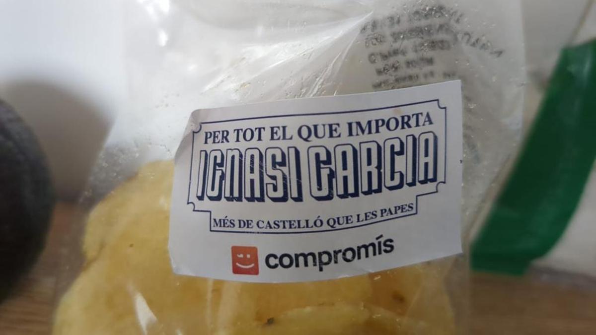Eslogan de la campaña de Ignasi Garcia en un paquete de papas.