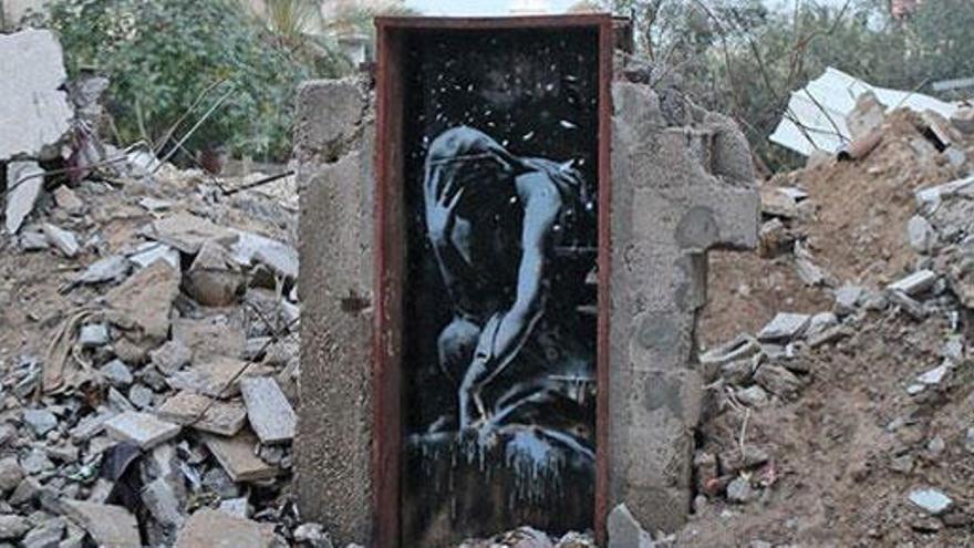 El mural de Bansky en una puerta de Gaza.