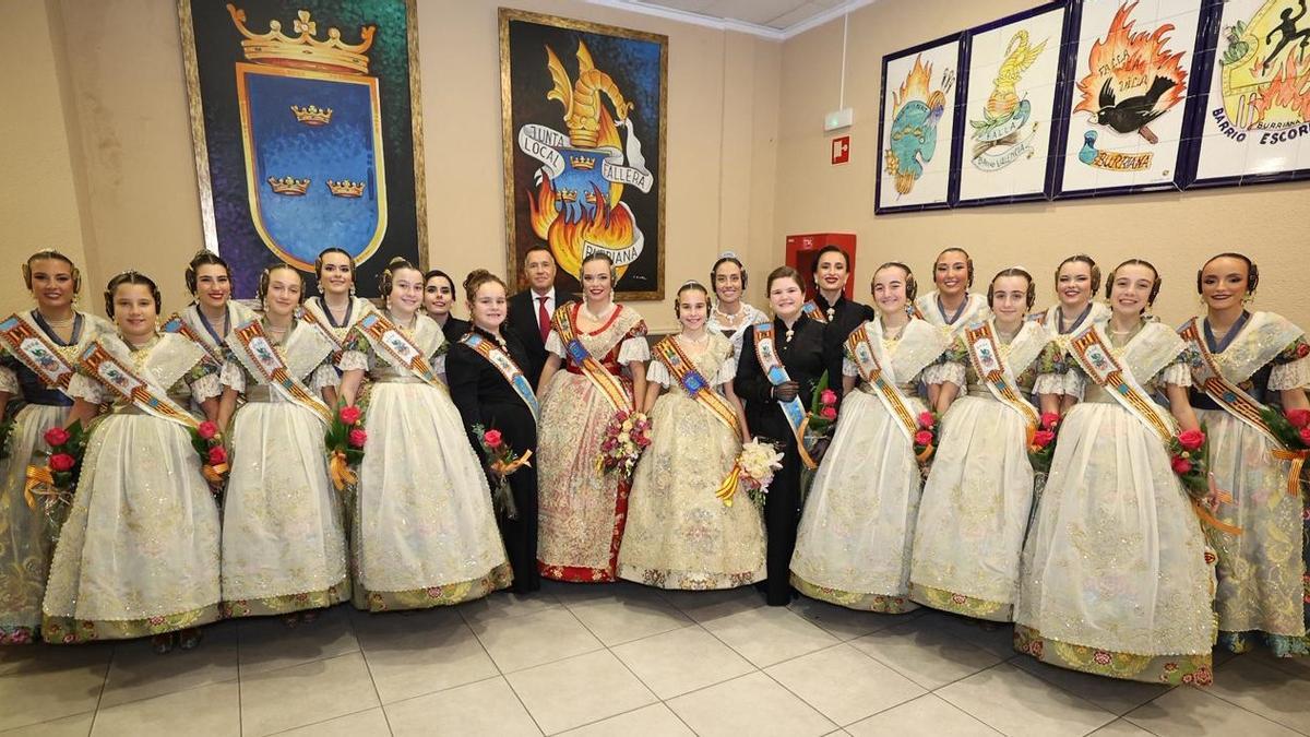 Las reinas falleras de Burriana 2025, Claudia Sabater y Valeria Cuadros, junto a sus cortes de honor y representantes falleras durante el acto de despedida en la Llar Fallera.