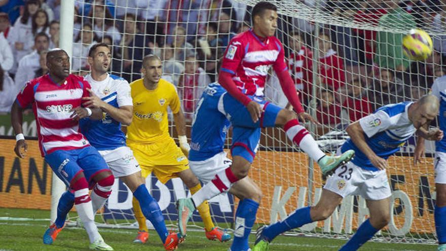 Granada y Almería han peleado por el gol.