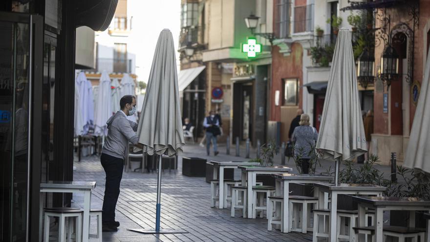 Archivo - Un camarero colocando veladores.