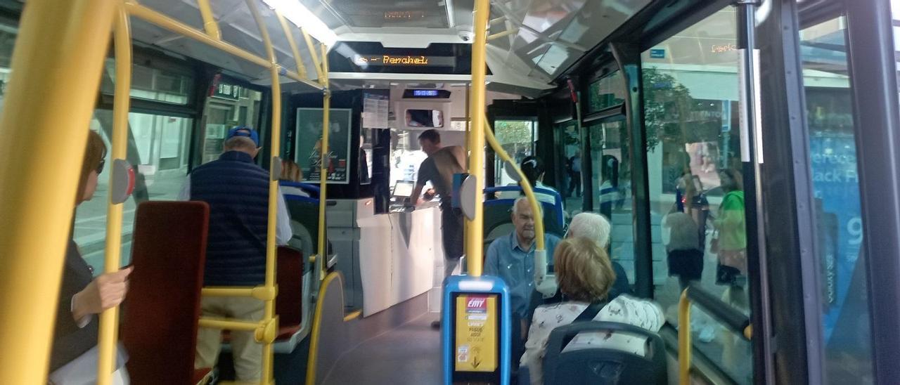 Interior de un autobús, a su paso por El Perchel esta semana.