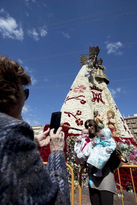 La Mare de Déu luce su manto en la Plaza de la Virgen