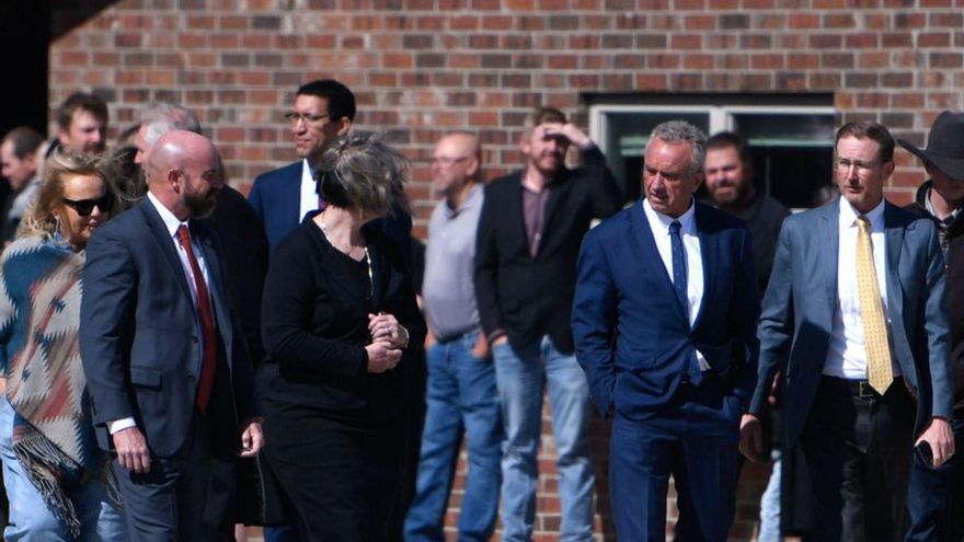 RFK Jr (2º d.), en el funeral de la niña en Seminole, Texas. |  AP