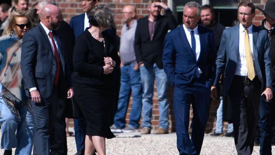 RFK Jr (2º d.), en el funeral de la niña en Seminole, Texas.