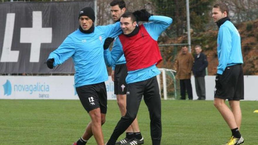 Aspas bromea con Cabral durante el entrenamiento de ayer en A Madroa. // Jesús de Arcos