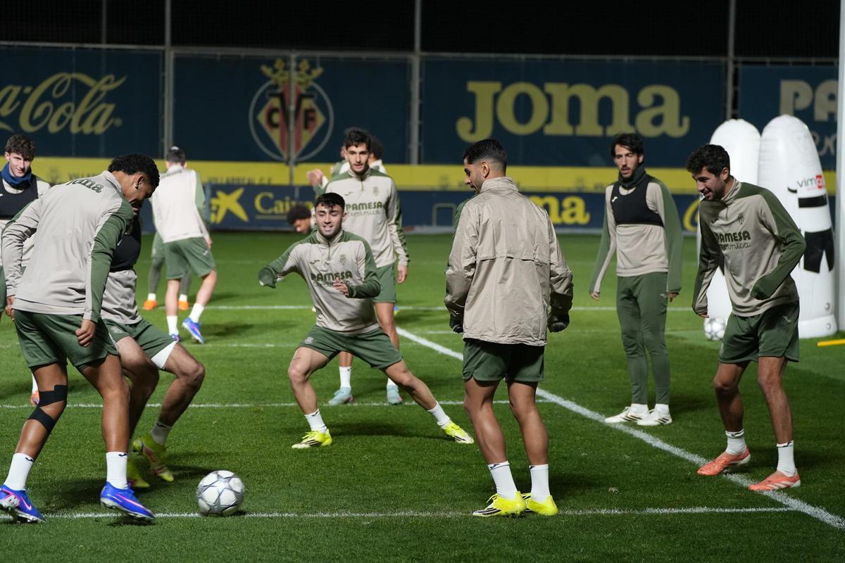 Moleiro, en el centro del rondo ante Mouriño (i) y Comesaña (d), que ambos regresan al once del Villarreal ante Osasuna tras cumplir sanción.
