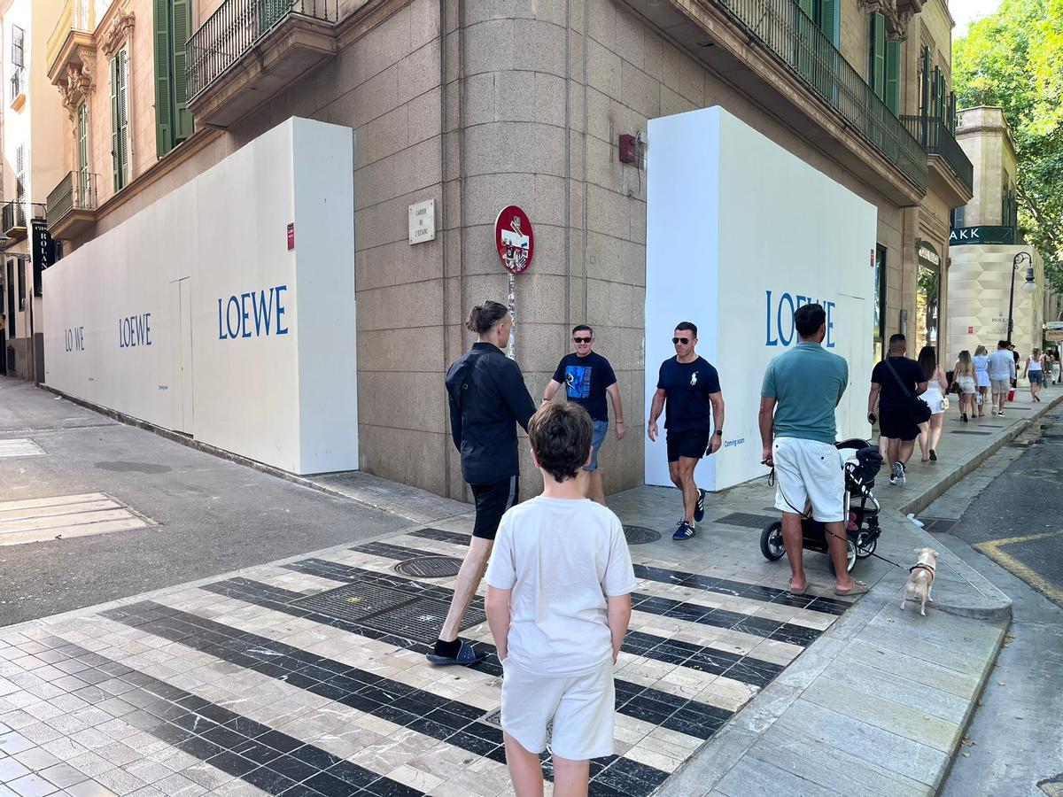 La nueva tienda de Loewe en el Paseo del Born hace esquina con la calle de L'Estanc